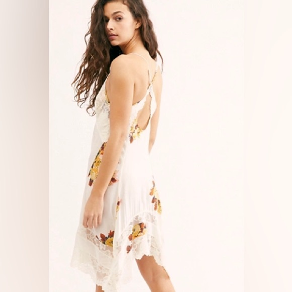 Elegant Floral Lace Chemise in Cream and Yellow - Picture 7 of 7